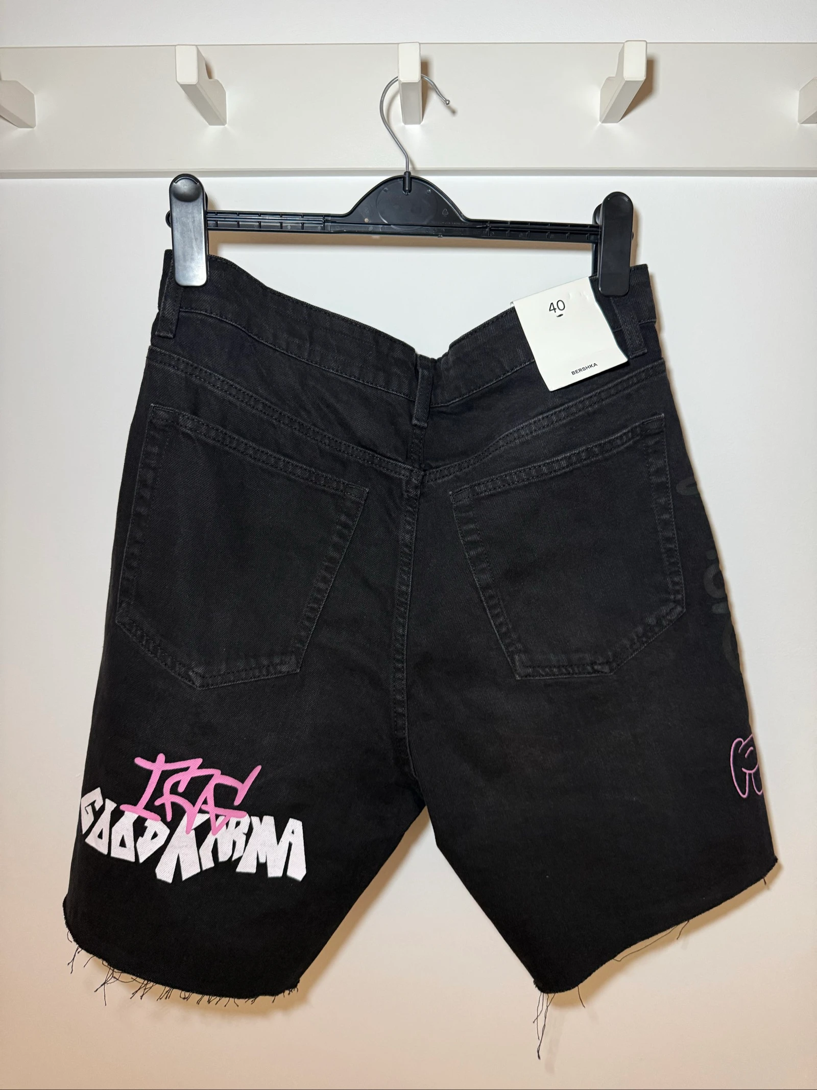 Bershka Black Distressed Denim Shorts with Graffiti Print – photo 6